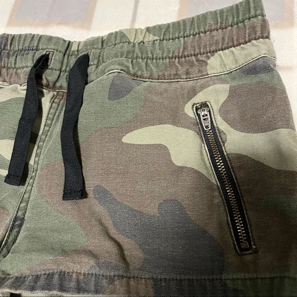 ✨SOLD✨Aritzia TNA Camo Short Shorts Size Small - Picture 2 of 6